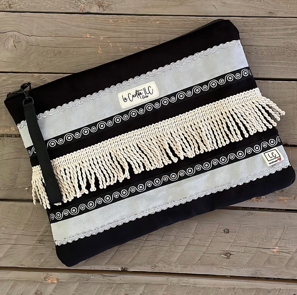 Diseño blanco y negro con flecos